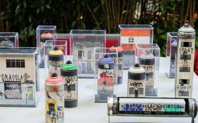 Artista ensina a transformar objetos descartados em arte e o mundo em miniatura em oficina no POW Festival 2025