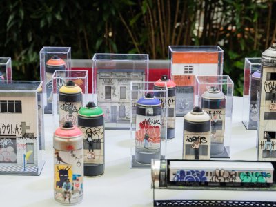 Artista ensina a transformar objetos descartados em arte e o mundo em miniatura em oficina no POW Festival 2025