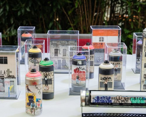 Artista ensina a transformar objetos descartados em arte e o mundo em miniatura em oficina no POW Festival 2025