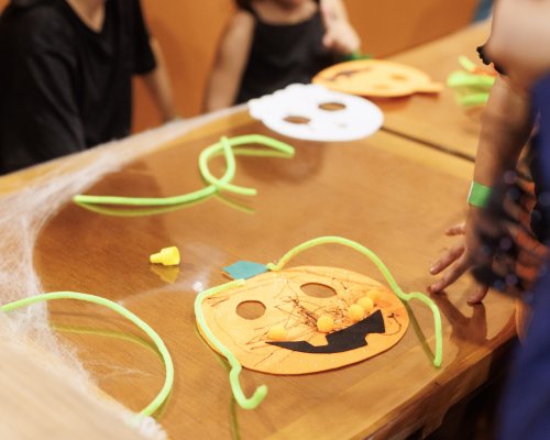 Halloween transforma o RibeirãoShopping em cenário de fantasia e diversão para crianças e famílias