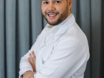 Tricologista explica as diferenças entre hidratação, nutrição e reconstrução e alerta para o risco da ‘saturação capilar’